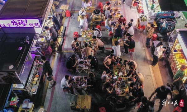 配资资讯网 城事 | 一口啤酒一串肉，打工人夜市用烟火气消“班味”
